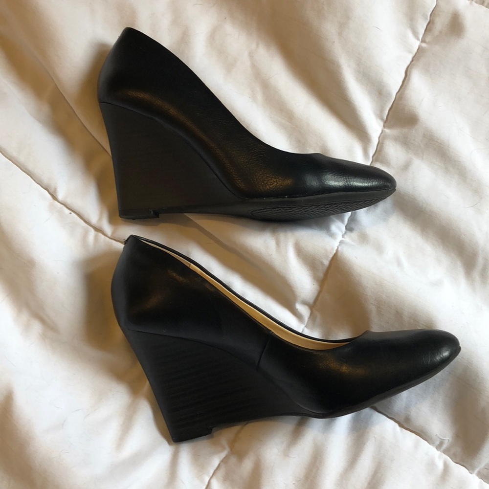 Jessica Simpson black wedges